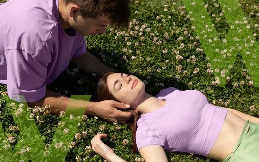 Desiderio sessuale in primavera: come il cambio di stagione influenza uomini e donne